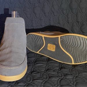 REEF Men’s cushion swami chukka boots.